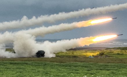 Zestawy HIMARS w czasie ćwiczeń na wybrzeżu Tajwanu