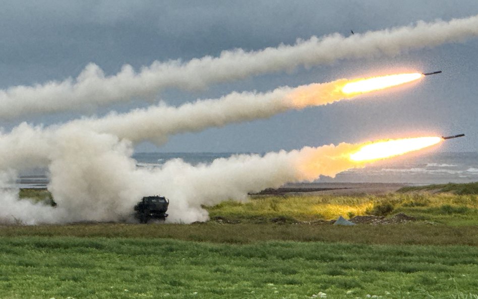 Zestawy HIMARS w czasie ćwiczeń na wybrzeżu Tajwanu
