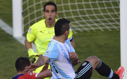 Claudio Bravo nie potrafił pokonać Sergio Aguero...