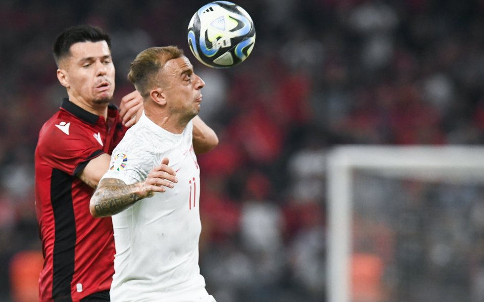 Kamil Grosicki i Kristjan Asllani z Albanii podczas meczu eliminacyjnego piłkarskich mistrzostw Euro