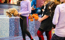 Zabawa z hobby horse odbędzie się wzorem lat ubiegłych w niecce fontanny na pozioie -1