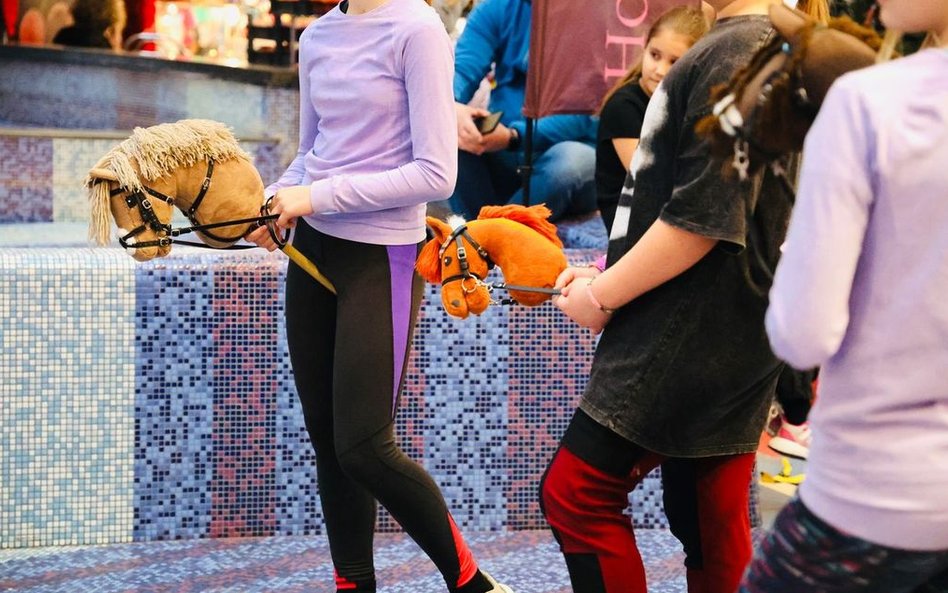Zabawa z hobby horse odbędzie się wzorem lat ubiegłych w niecce fontanny na pozioie -1