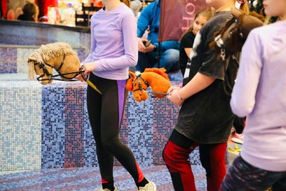 Zabawa z hobby horse odbędzie się wzorem lat ubiegłych w niecce fontanny na pozioie -1