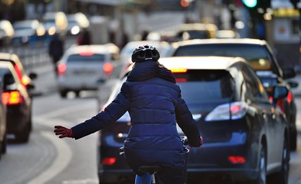 Czy można wyprzedzać rowerzystę na linii ciągłej? Są dwa warunki