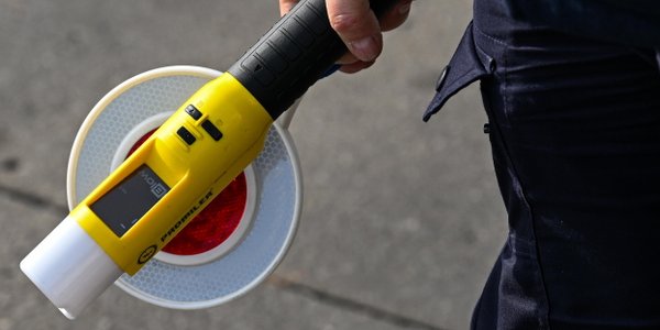 Kierowcy złapani na podwójnym gazie zapłacą pięć r