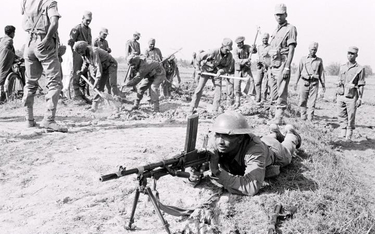 Wojna indyjsko-pakistańska, grudzień 1971 r. Na pierwszym planie: żołnierz indyjski z lekkim karabin