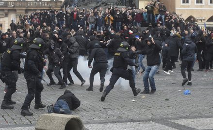 W Pradze starcia przeciwników obostrzeń z policją. Są ranni