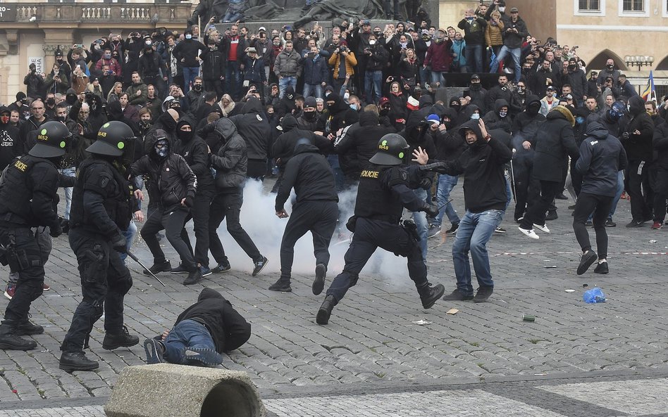 W Pradze starcia przeciwników obostrzeń z policją. Są ranni