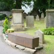 Mortsafes, czyli stalowa skrzynia z grubej blachy mająca chronić trumnę przed wykradzeniem