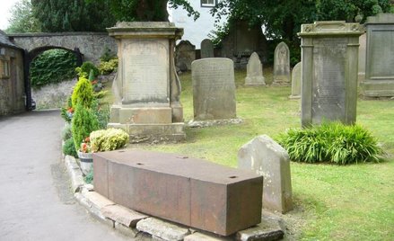 Mortsafes, czyli stalowa skrzynia z grubej blachy mająca chronić trumnę przed wykradzeniem