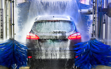 Koronawirus: za wymianę opon i mycie auta grozi kara