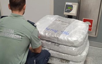 W bagażu jednej z turystek funkcjonariusze KAS odkryli ok. 40 kilogramów narkotyków