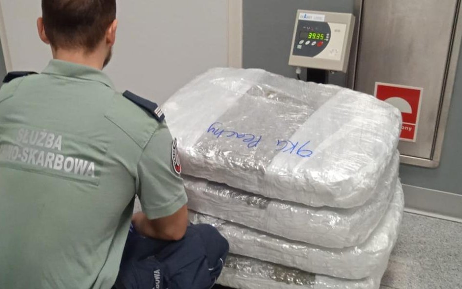 W bagażu jednej z turystek funkcjonariusze KAS odkryli ok. 40 kilogramów narkotyków