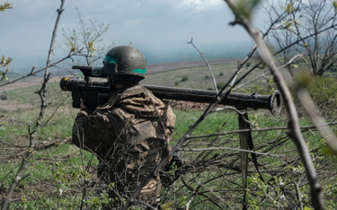 Ukraiński żołnierz na przedmieściach Bachmutu