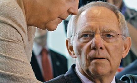 Niemiecki minister finansów Wolfgang Schaeuble (na zdjęciu z kanclerz Angelą Merkel) uznał, że ostrz