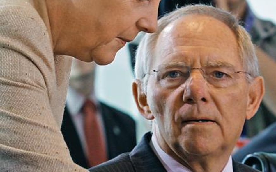 Niemiecki minister finansów Wolfgang Schaeuble (na zdjęciu z kanclerz Angelą Merkel) uznał, że ostrz