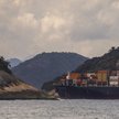 Kontenerowiec płynie do portu w Rio de Janeiro w Brazylii