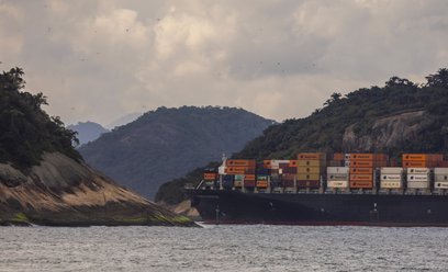 Kontenerowiec płynie do portu w Rio de Janeiro w Brazylii