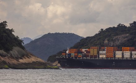 Kontenerowiec płynie do portu w Rio de Janeiro w Brazylii