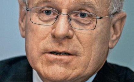 John Collins zanim trafił do DSG, pracował m.in. w Shellu, NM Rothschild & Sons, BSkyB czy National 