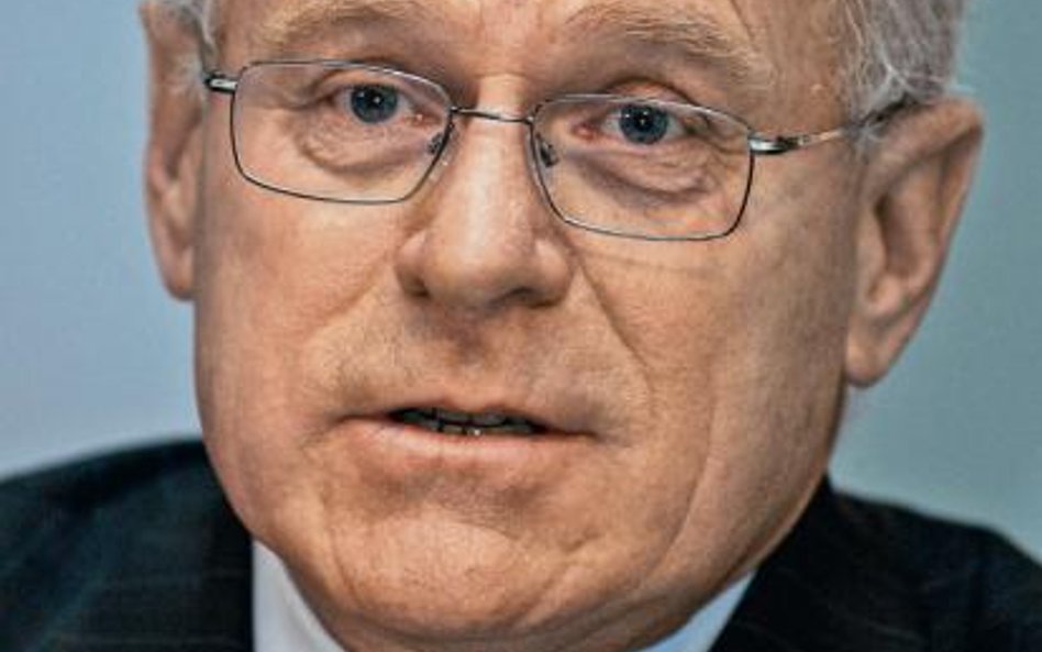 John Collins zanim trafił do DSG, pracował m.in. w Shellu, NM Rothschild & Sons, BSkyB czy National 