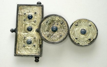 Pozłacana zapinka płytowa ze szklanymi oczkami, IV wiek n.e.