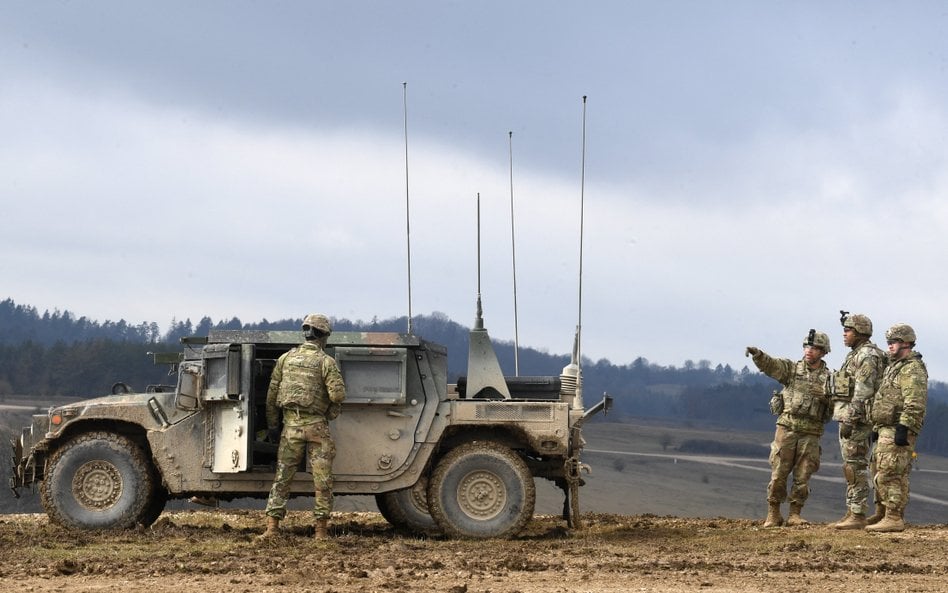 Amerykańscy żołnierze z 41. Brygady Artylerii Polowej Armii USA w Europie na poligonie w Grafenwöhr 