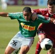 Deleu (z lewej) w walce z Draganem Paljiciem. Lechia w meczu z Wisłą nie oddała nawet jednego celneg