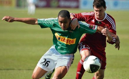 Deleu (z lewej) w walce z Draganem Paljiciem. Lechia w meczu z Wisłą nie oddała nawet jednego celneg