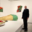 Claes Oldenburg pozuje przy wystawie „Claes Oldenburg: Lata sześćdziesiąte” w Muzeum Guggenheima w B