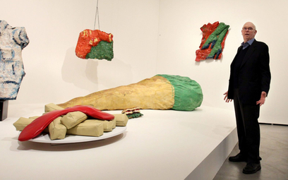 Claes Oldenburg pozuje przy wystawie „Claes Oldenburg: Lata sześćdziesiąte” w Muzeum Guggenheima w B