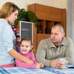 Podatek od darowizn: pieniądze dla dziecka mogą wpłynąć na konto rodziców