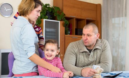 500 plus: rodziny czekają prawie rok na świadczenia