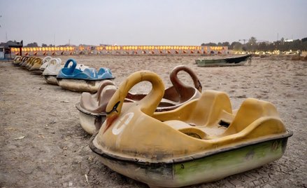 Rowery wodne na wyschniętym dnie rzeki Zayanderud w Isfahanie.