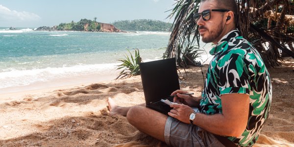 Pracownik zwolniony za pracę zdalną żądał odszkodowania. Sąd rozstrzygnął spór