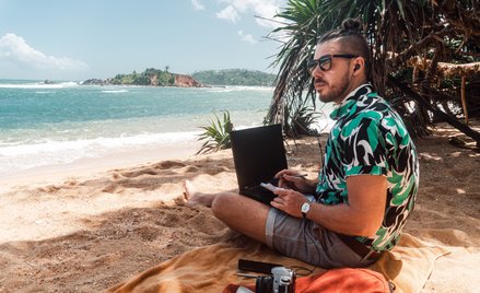 Praca zdalna za granicą / zdjęcie ilustracyjne