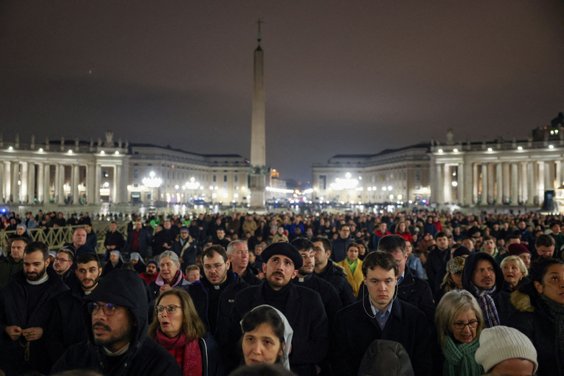 Wierni podczas modlitwy na placu św. Piotra w Watykanie, fotografia z poniedziałku 24 lutego
