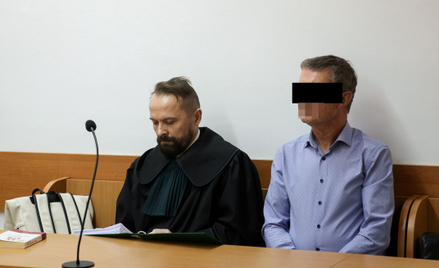 Oskarżony Andrzej H. (P) oraz jego obrońca mec. Marcin Ostrowski (L) na sali Sądu Rejonowego dla Kra