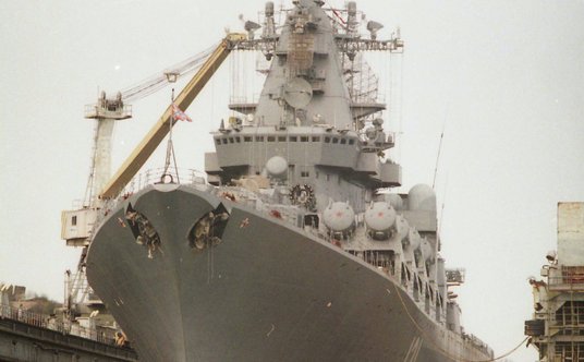 Moskwa w doku pływającym, Sewastopol, 2004 r. Wychylona stewa dziobowa jest u dołu zakończona gruszk