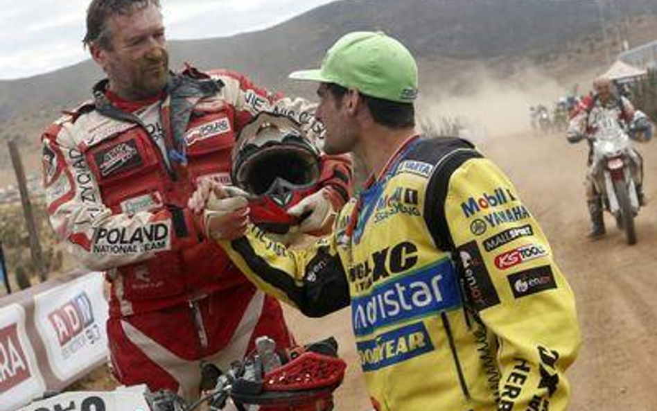 Ignacio Casale i Rafal Sonik wymieniają uścisk dłoni na mecie Rajdu Dakar 2014.