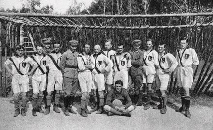 W 1916 r. drużyna legionowa rozegrała kilka meczów, wyniki wprawdzie się zachowały, ale nie ma pewno