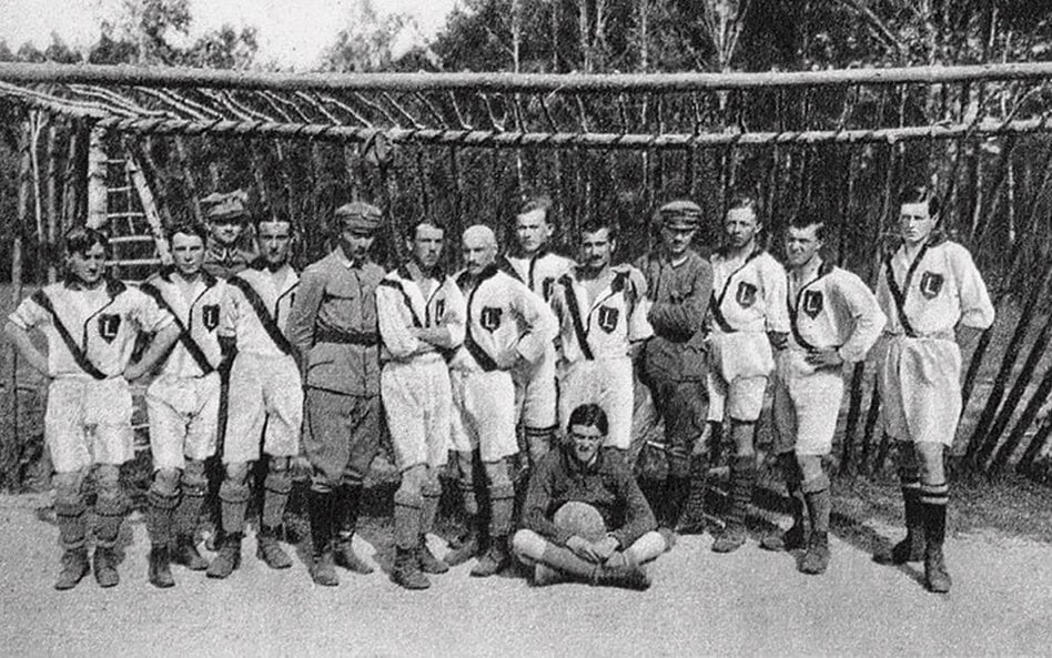 W 1916 r. drużyna legionowa rozegrała kilka meczów, wyniki wprawdzie się zachowały, ale nie ma pewno