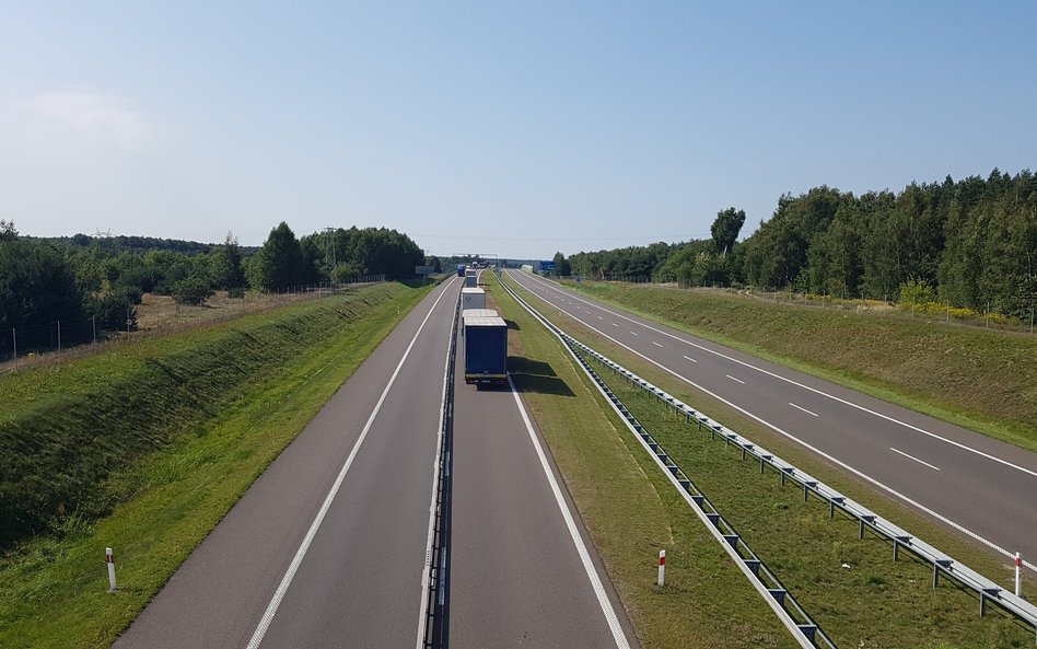 Ruch ciężarówek na remontowanej autostradzie A2.