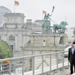 Angela Merkel w 2008 r. na dachu ambasady USA w Berlinie (z ówczesnym ambasadorem Williamem Timkenem