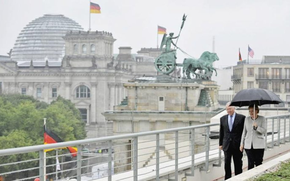 Angela Merkel w 2008 r. na dachu ambasady USA w Berlinie (z ówczesnym ambasadorem Williamem Timkenem