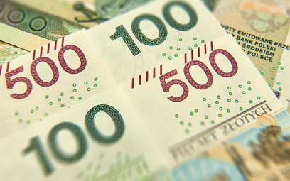 Odkładanie pieniędzy w polskim banku da największą stratę