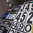 Kup euro w kantorze i wydawaj je kartą