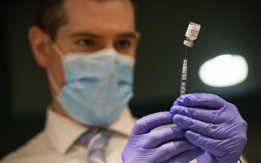 Koronawirus. USA: FDA dopuszcza szczepienie trzecią dawką
