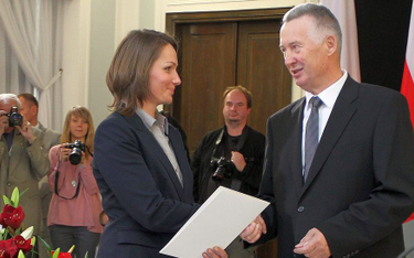 Jagna Marczułajtis otrzymuje zaświadczenie o wyborze na posła w 2011 roku, z rąk ówczesnego szefa PK