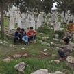 Dzieci z Syrii na cmentarzu w Sarmadzie, w prowincji Idlib